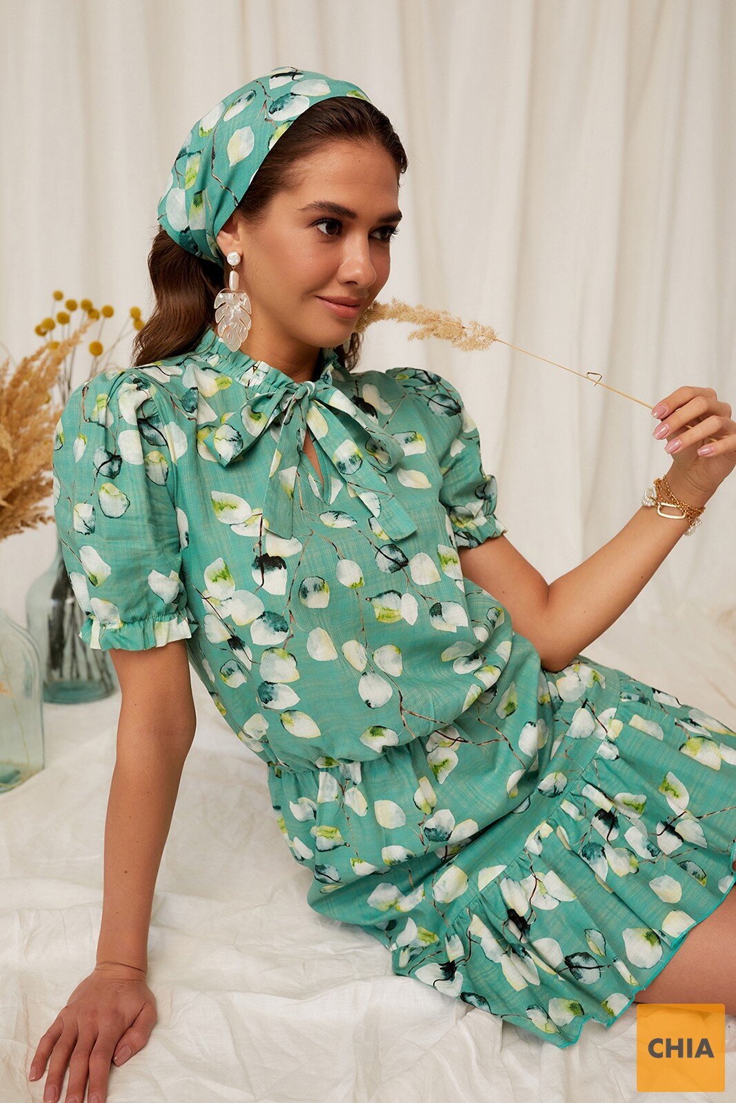 Нежное платье с завязками и бантом на стойке ворота из принтованного льна