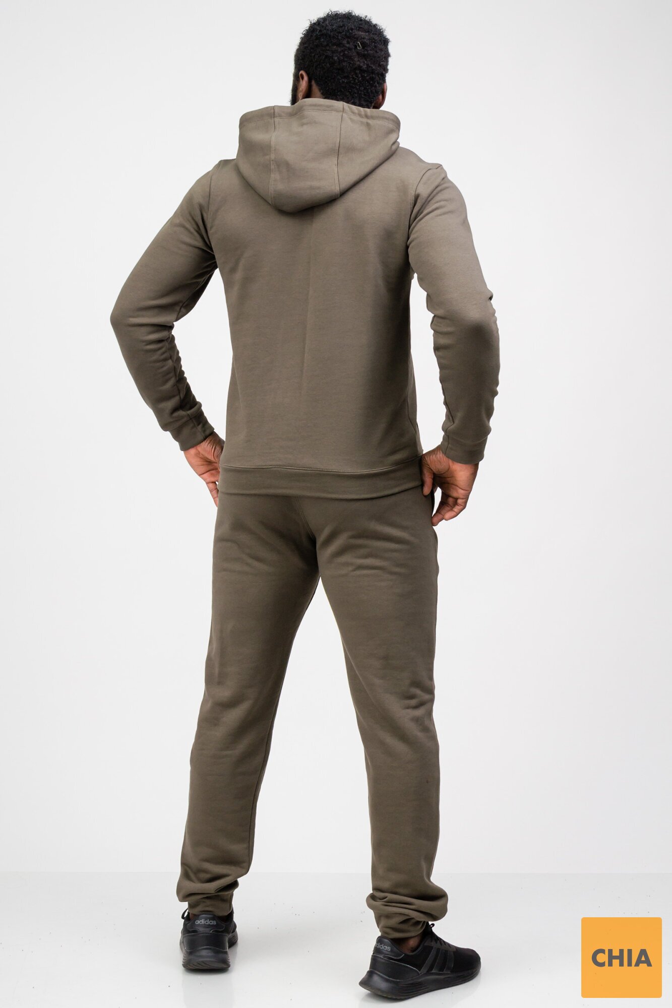 Мужской спортивный костюм