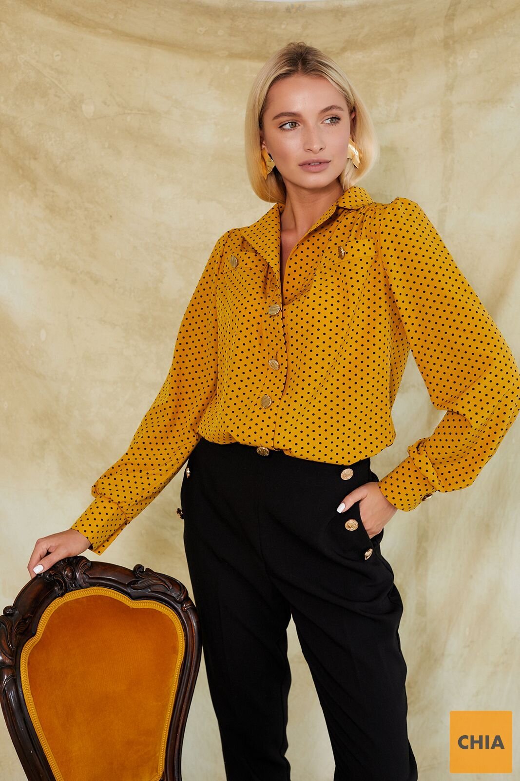 Блуза горчичная в горошек с золотыми пуговицами