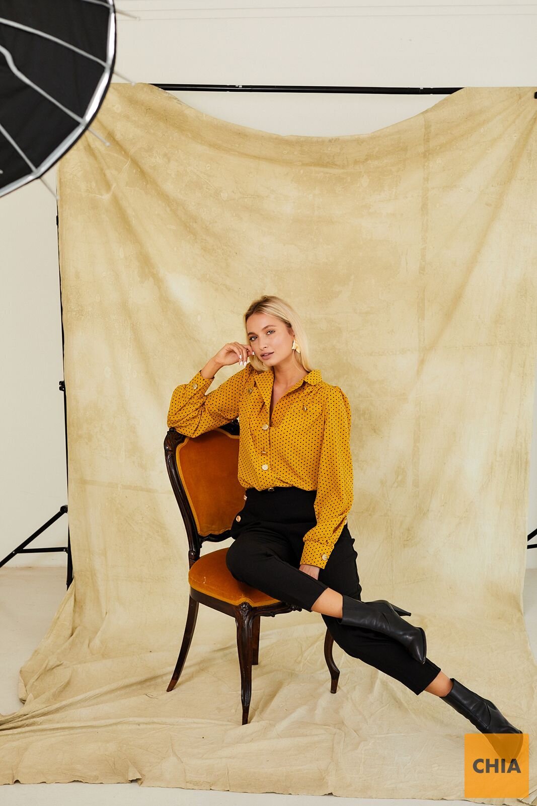 Блуза горчичная в горошек с золотыми пуговицами