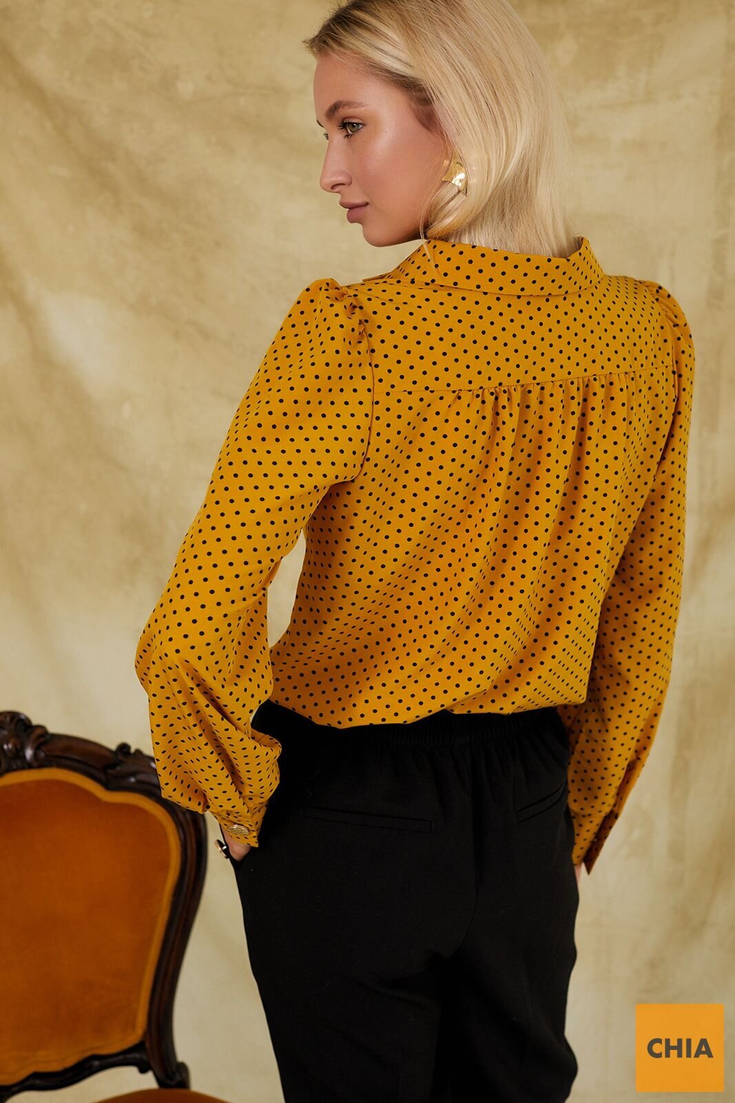 Блуза горчичная в горошек с золотыми пуговицами