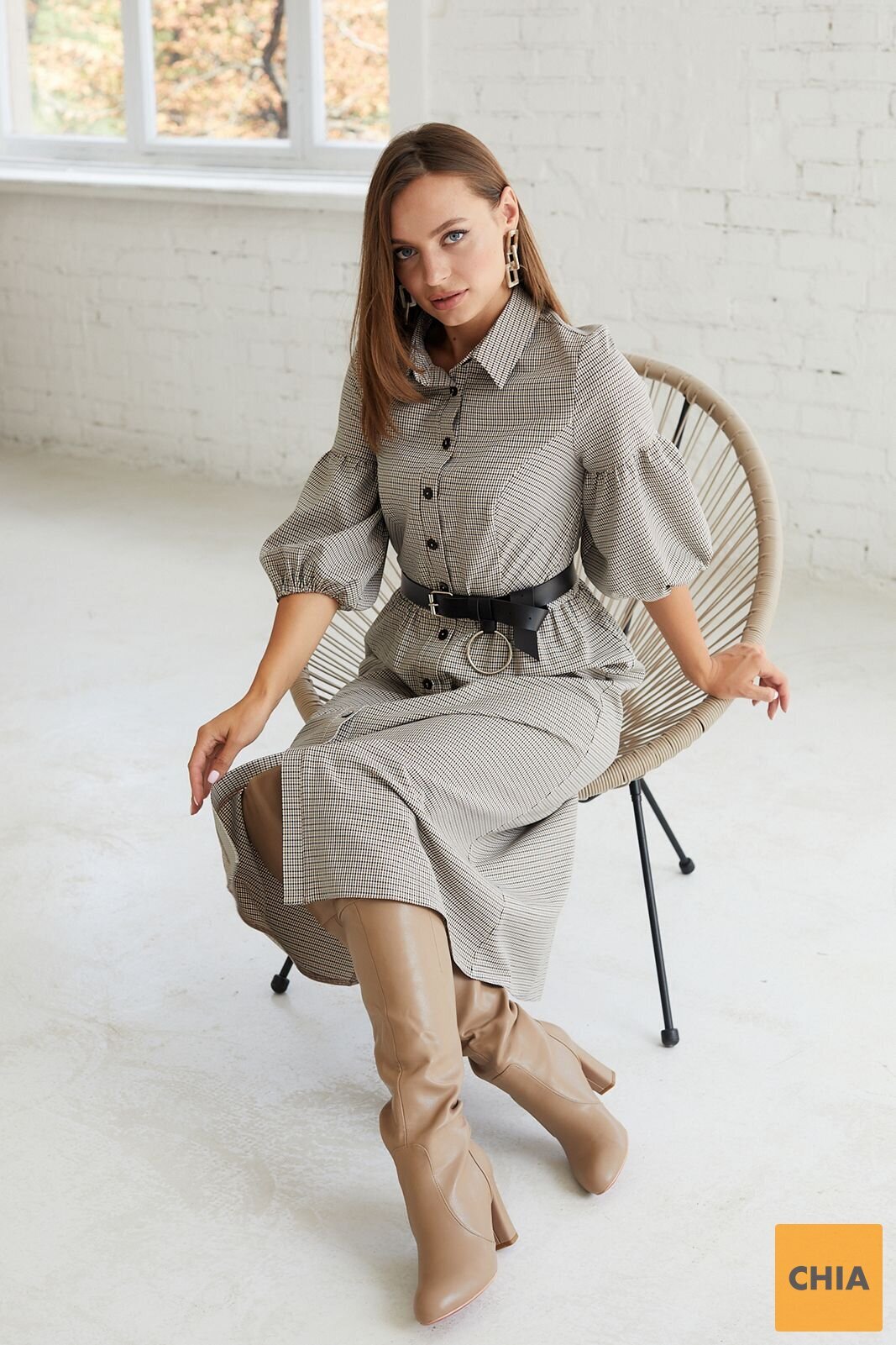 Платье приталенное длины миди с черным поясом в комплекте