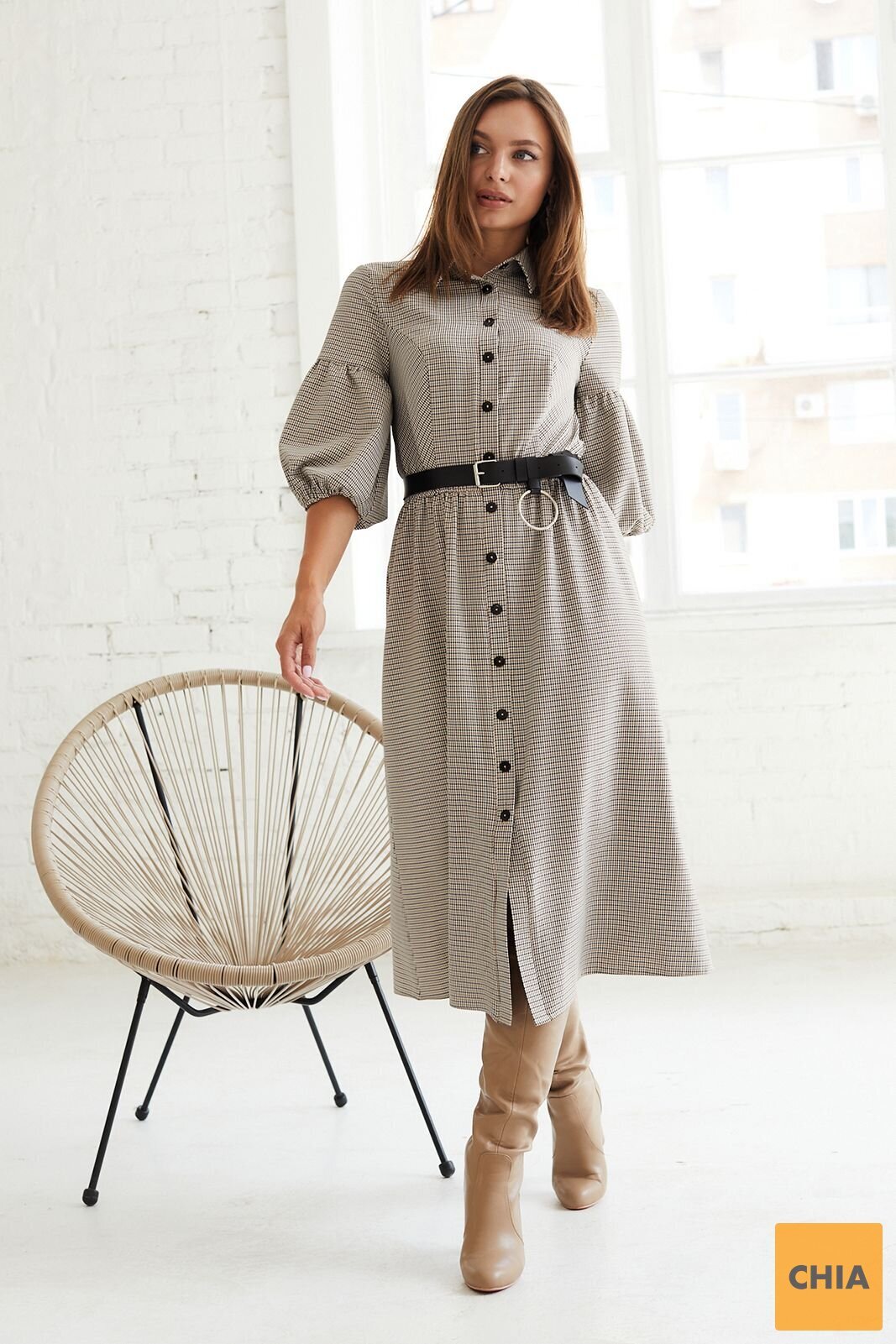 Платье приталенное длины миди с черным поясом в комплекте