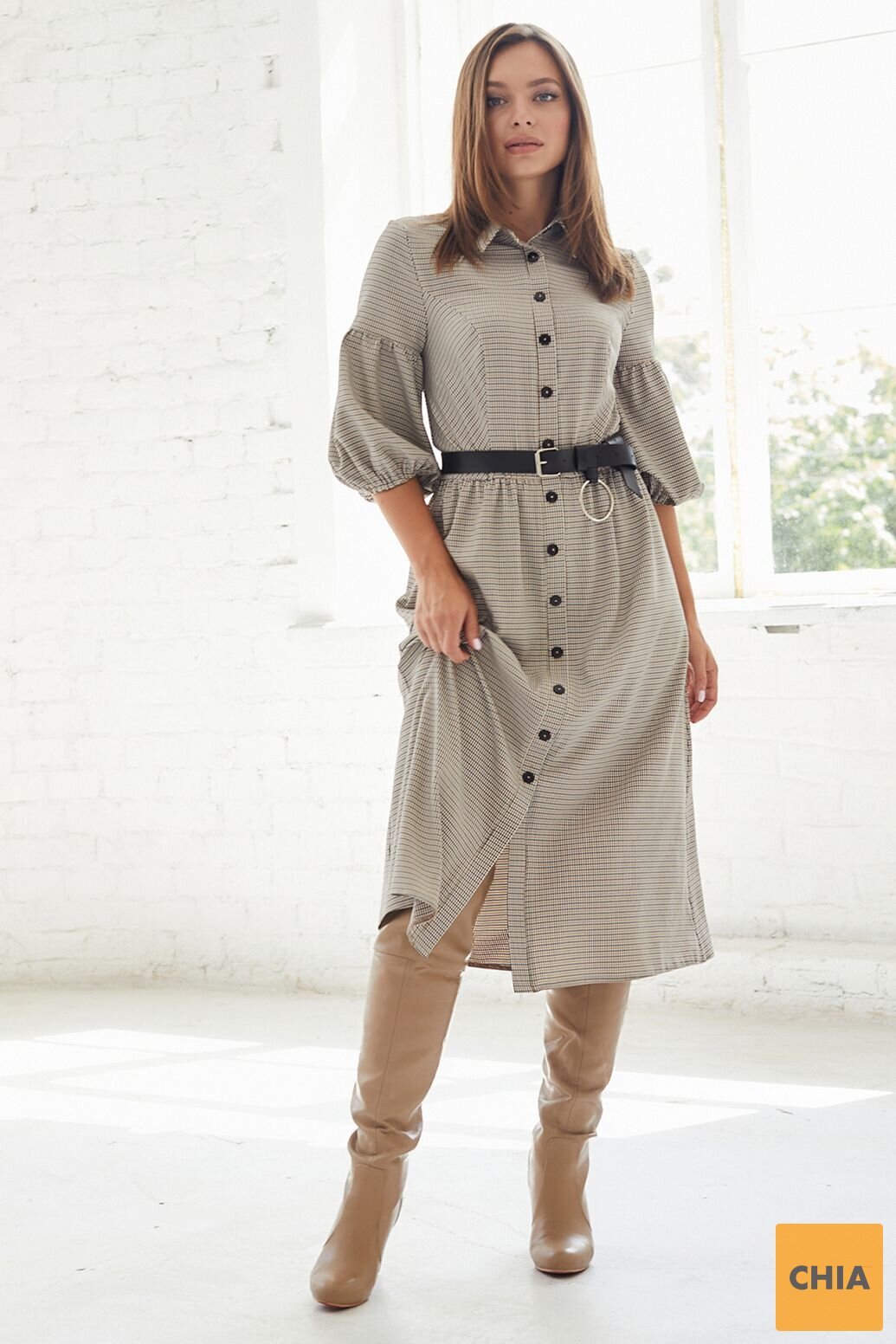 Платье приталенное длины миди с черным поясом в комплекте