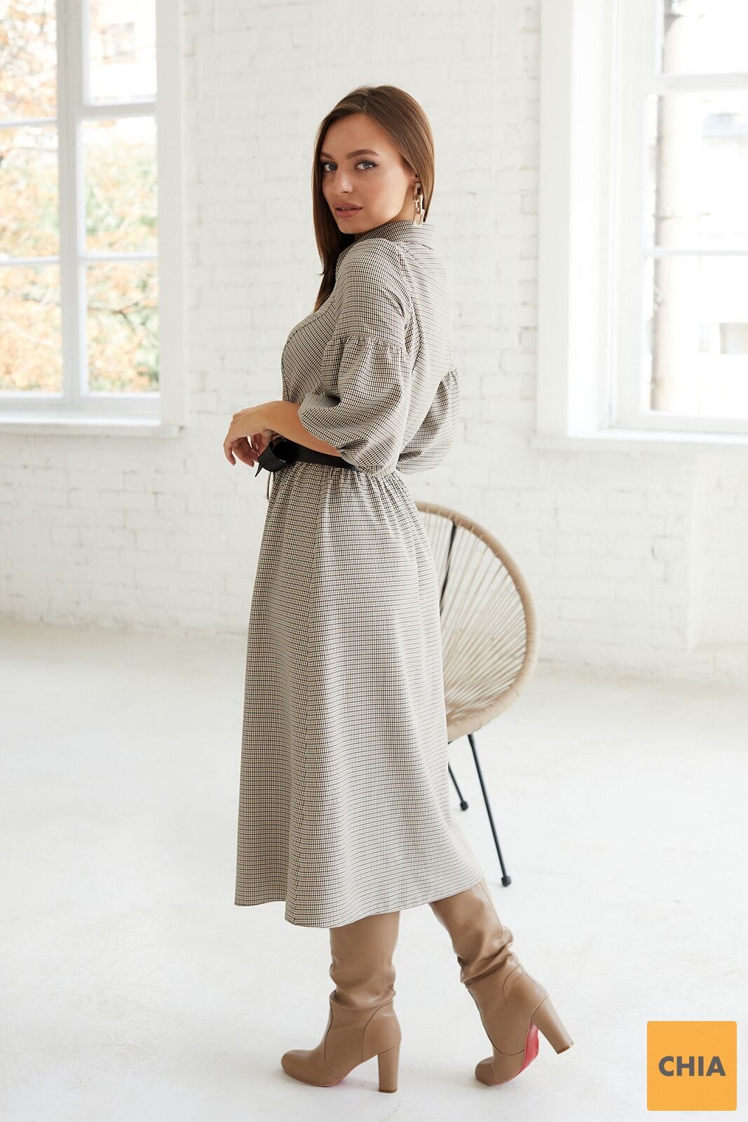 Платье приталенное длины миди с черным поясом в комплекте