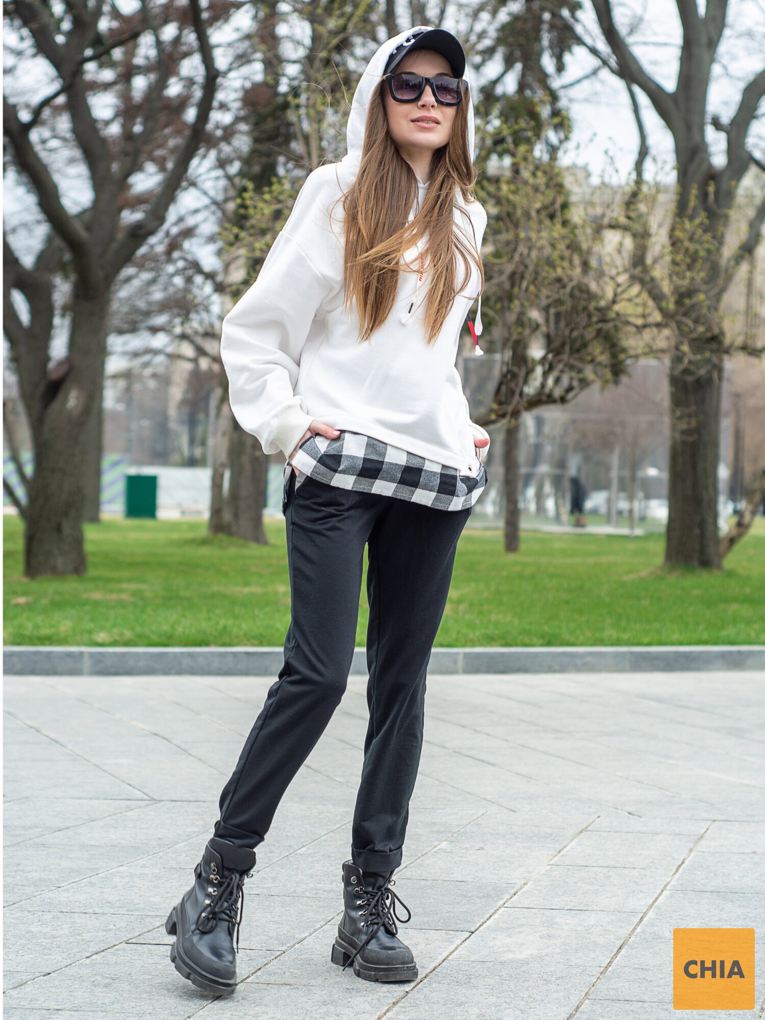 Женский спортивный прогулочный костюм "SPIDER" черно-белый