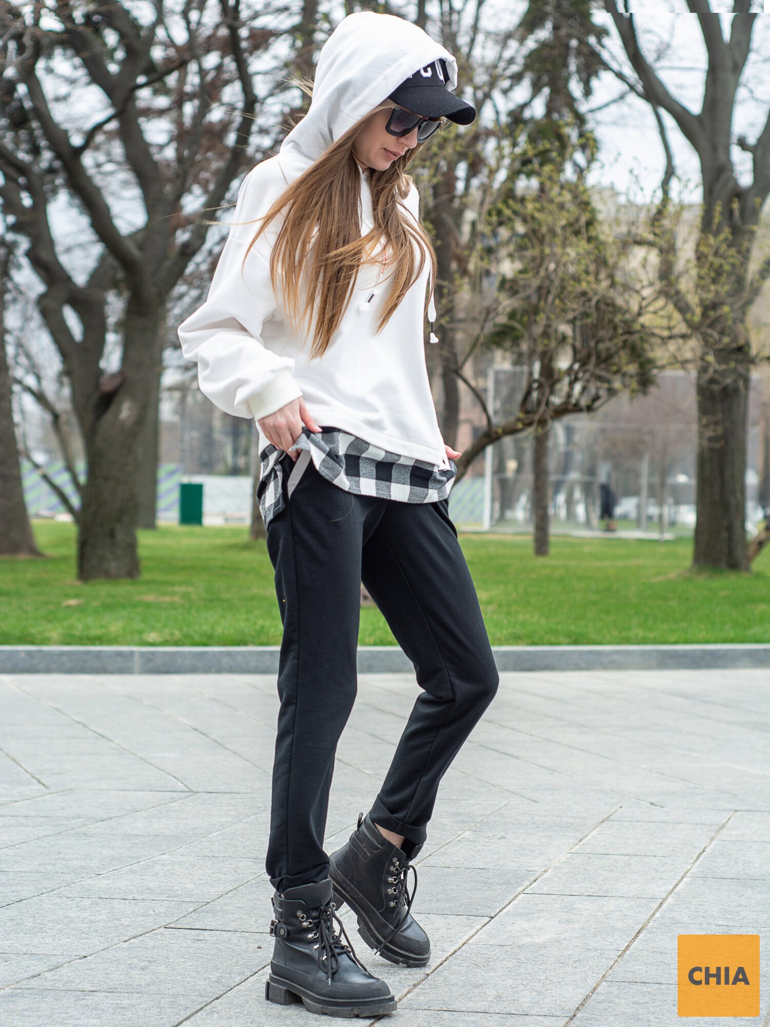 Женский спортивный прогулочный костюм "SPIDER" черно-белый