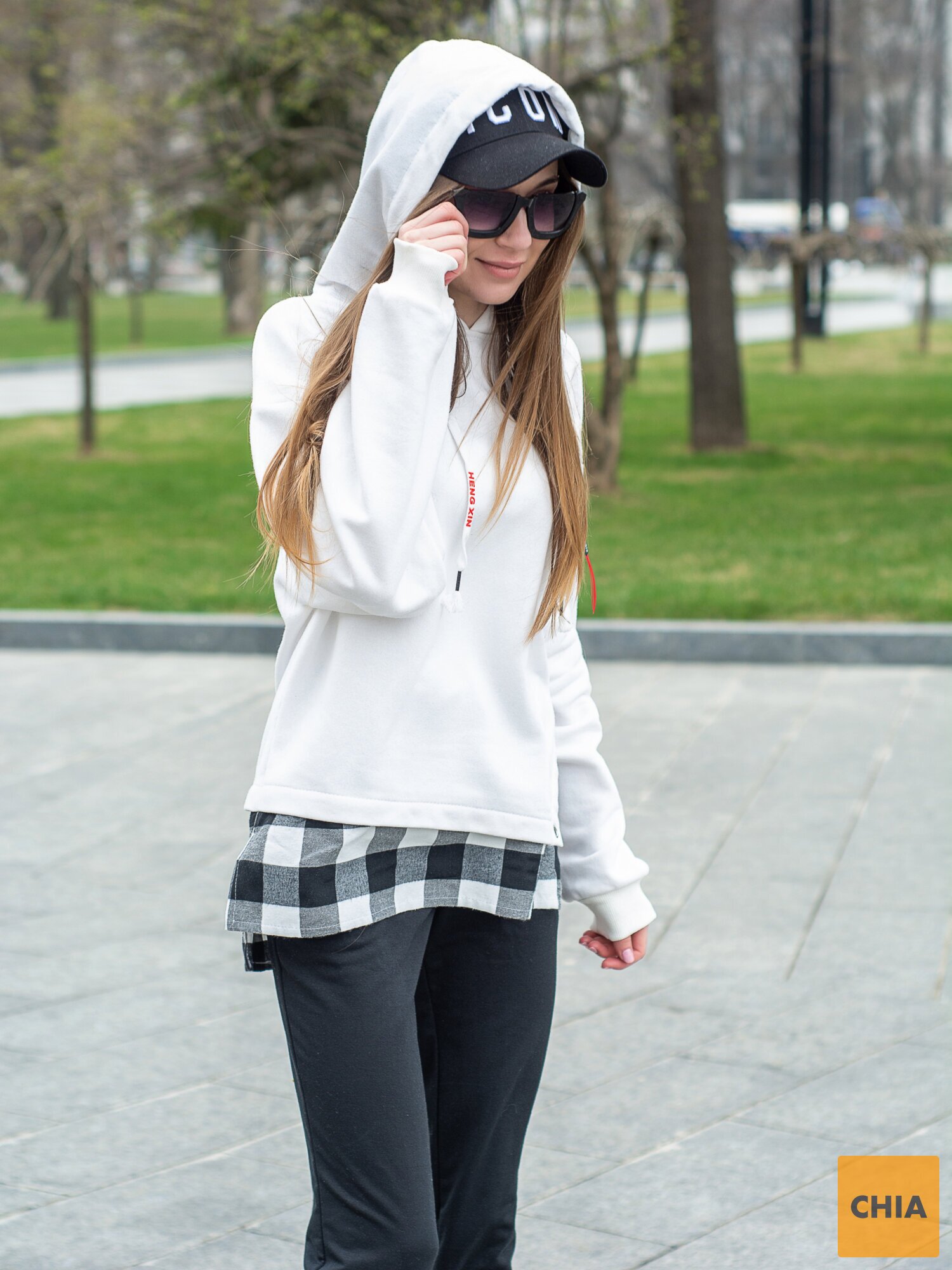 Женский спортивный прогулочный костюм "SPIDER" черно-белый