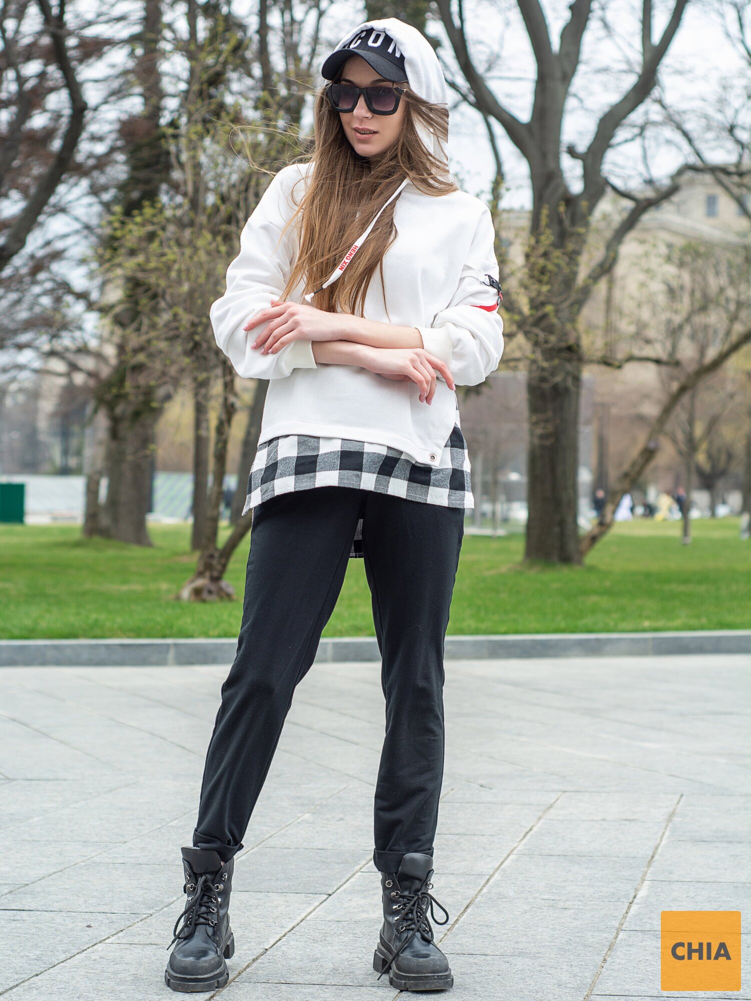 Женский спортивный прогулочный костюм "SPIDER" черно-белый