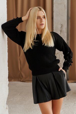 Вязаный свитер черного цвета с лентой на рука...