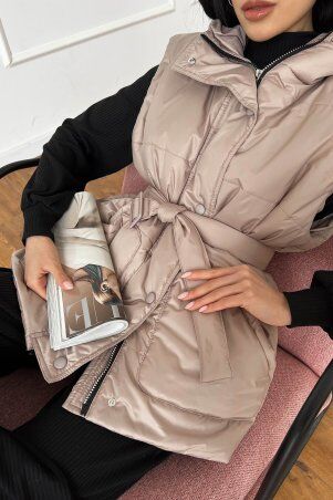 Jadone Fashion: Подовжений жилет Умка бежевий - фото 4