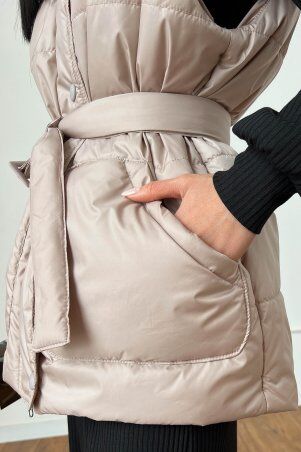 Jadone Fashion: Подовжений жилет Умка бежевий - фото 6