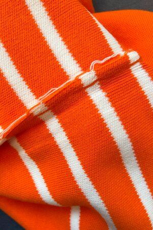 Itelle: Подовжений пуловер-поло в смугу оранжевого кольору Стелла V443420 - фото 2
