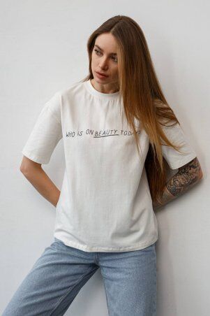 Itelle: Базова молочна футболка з принтом 8397 - фото 1