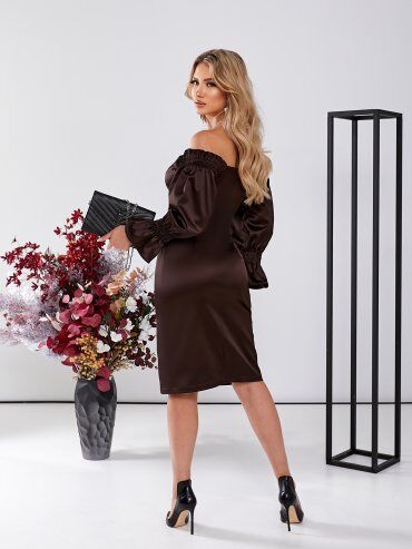 Bisou: Елегантна сукня з відкритими плечима шоколад 8010 - фото 5
